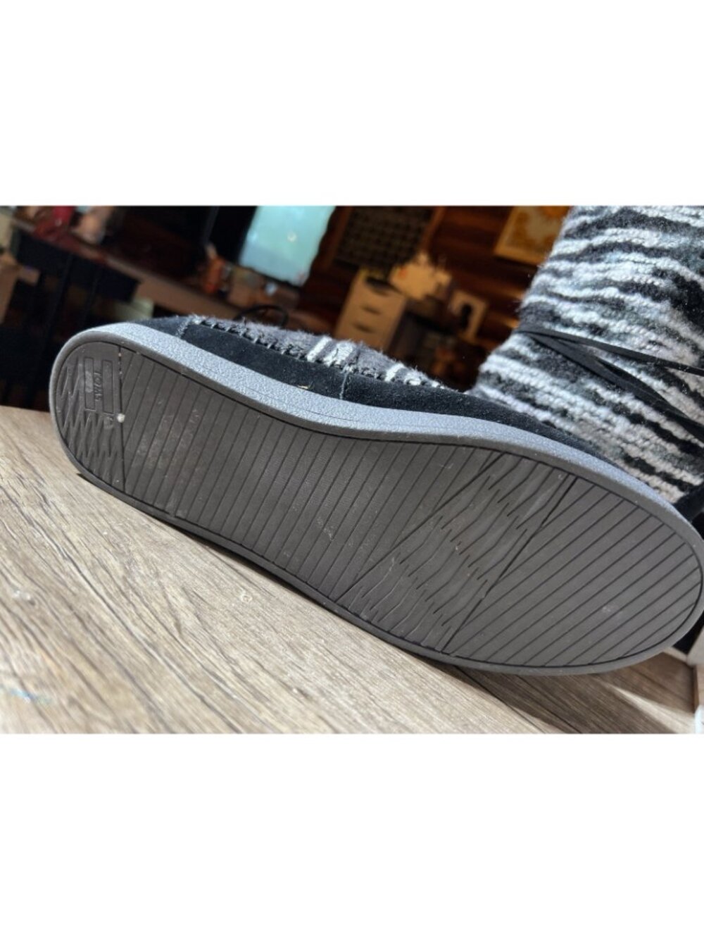TOMS Nepal Women’s Size 10 Black White Gray Knit Moccasin Wrap Boots - Picture 3 of 9